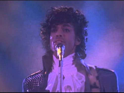 Prince moriva 3 anni fa : Kiss, con testo e video ufficiale