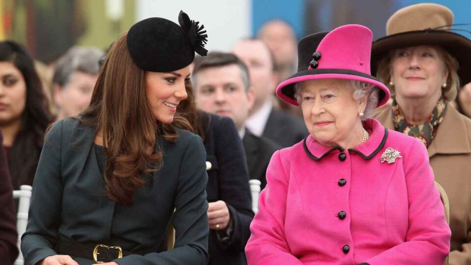 Regina Elisabetta sconvolta per abitudini borghesi di Kate e William